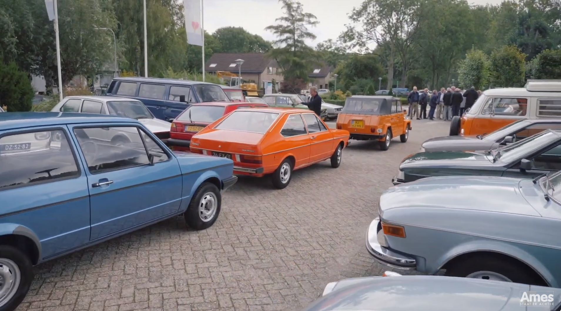 Verschillende gekleurde classic cars op een parkeerplaats