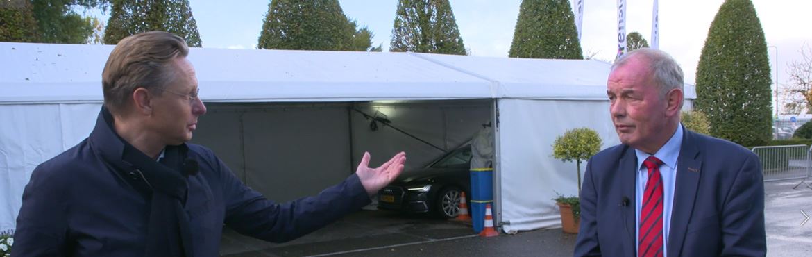 twee mannen praten over Corona snelteststraat