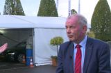 twee mannen praten over Corona snelteststraat