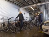 fietsen in een overdekte fietsenstalling